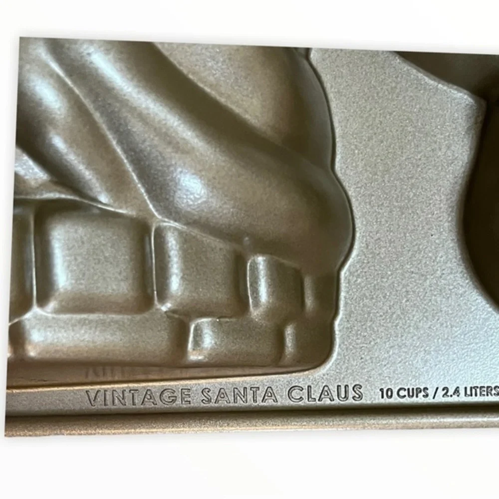 Nordic ware Bronze 10‎ Cup 3D Vintage Santa Bundt Cake Pan